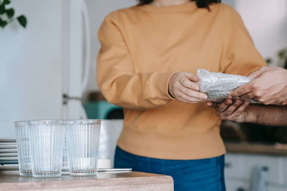 4 praktiski padomi, kā pārceļoties sapakot virtuves piederumus